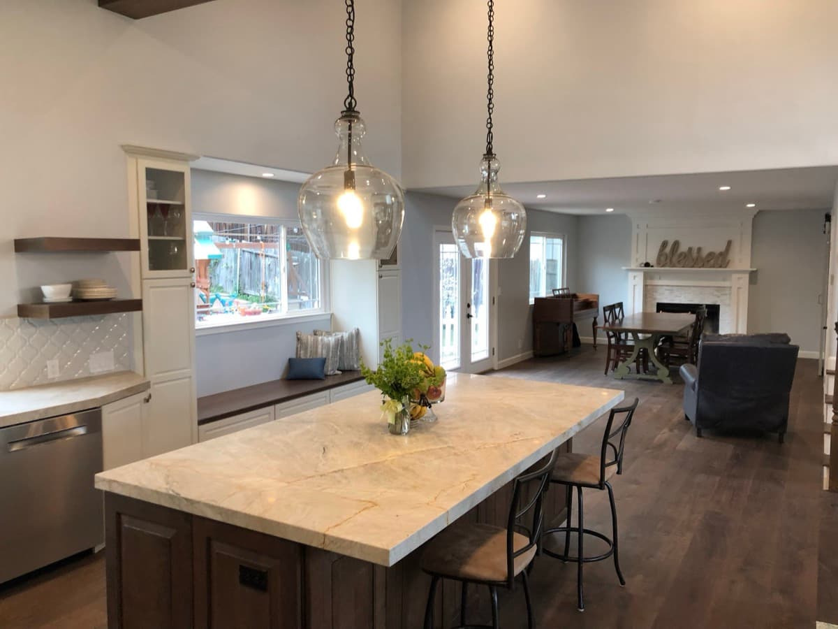 Window-seat built-in seen with the surrounding kitchen