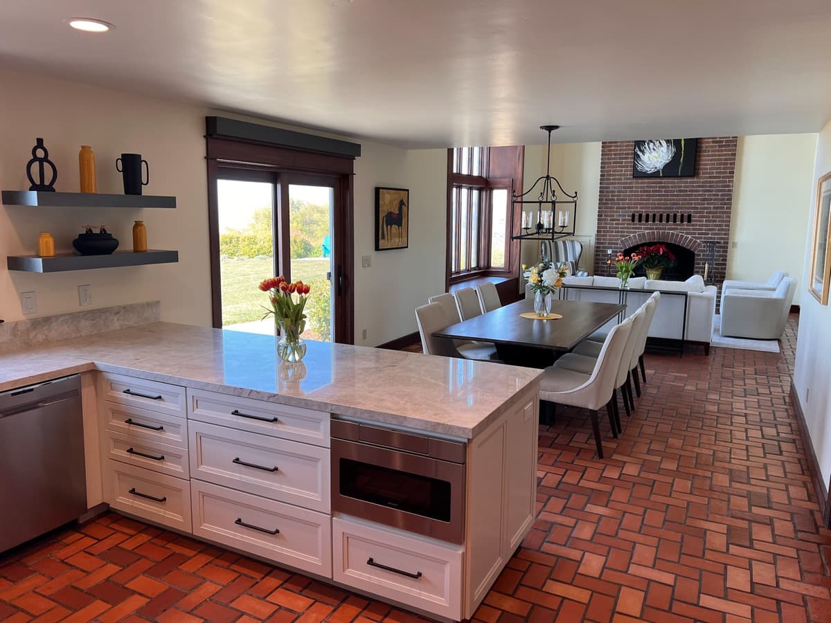 White shaker peninsula with drawer-stack base cabinets and a built-in microwave drawer
