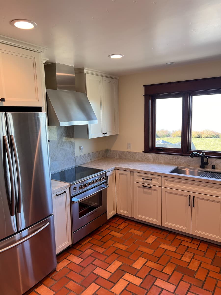 White shaker cabinetry around a slide-in range