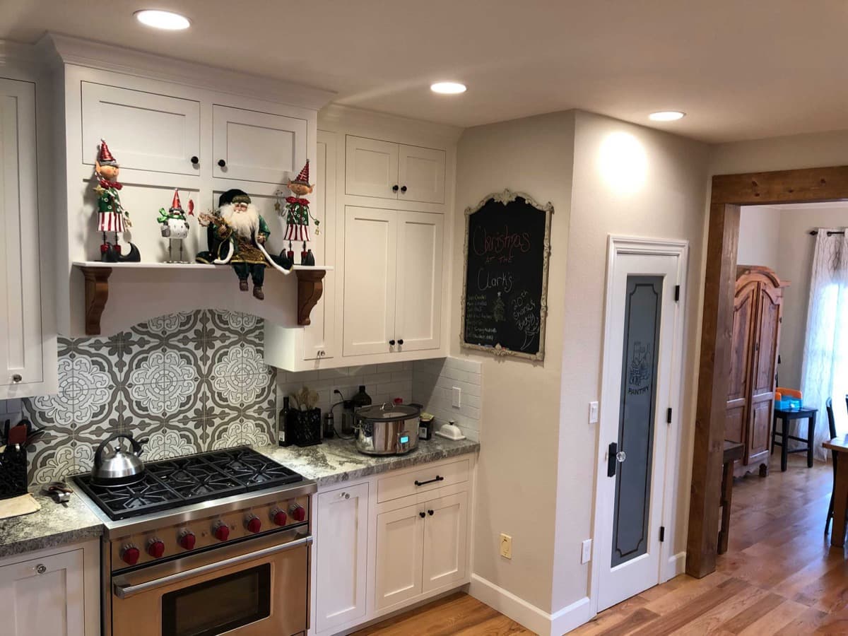 White shaker range wall with a corbeled mantel shelf