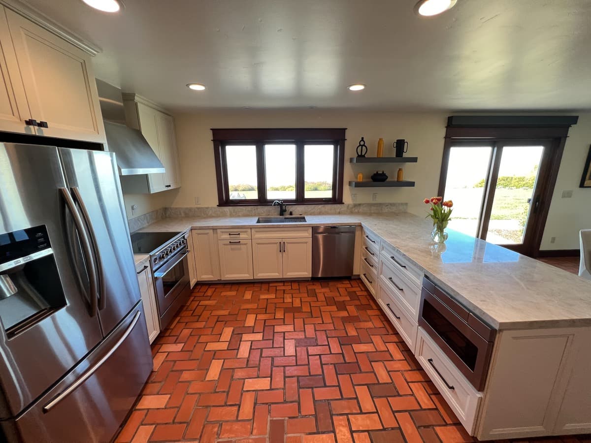 U-shape white shaker kitchen run